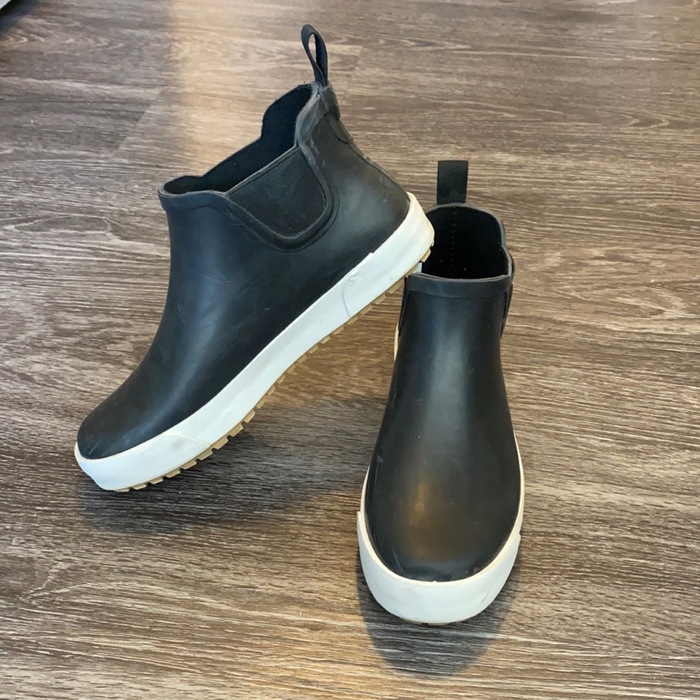 UNIVERSAL THREAD Rainboots